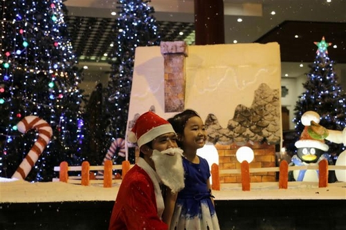 Đâu chỉ có những bức tượng, mô hình khắc họa một mùa giáng sinh rực rỡ, ở Asia Park những ông già noel “xì tin” khoác lên mình trang phục mang sắc đỏ rực rỡ đặc trưng, thoắt ẩn, thoắt hiện khắp công viên để tặng cho du khách những món quà đặc biệt. Và tất nhiên, trong một không gian ngập tràn hạnh phúc này, các ông già Noel luôn được mời làm mẫu, chụp hình cùng du khách. Họ là sứ giả mang lại những khoảnh khắc ngộ nghĩnh, vui đùa, những niềm vui ấm áp, thân tình cho du khách của công viên.
