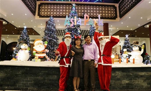 Ngay cả các vị khách trung niên cũng nhập cuộc vui với đội ngũ những ông già noel thân thiện, dễ thương này. Và lần đầu tiên tại Asia Park, một món quà đặc biệt nhất công viên đã dành tặng những du khách của mình chính là những bông tuyết trắng muốt phủ đầy không gian của khu trung tâm.