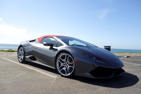 Xe có mui đẹp nhất: Lamborghini Huracan Spyder. Lamborghini Huracan Spyder có mui mềm thủy lực điện tử có thể đóng và mở trong vòng 17 giây ở vận tốc lên đến 50 km/h. Chiếc xe này có giá từ 262.350 USD.