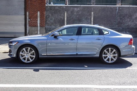 Volvo là thương hiệu xe nằm giữa ranh giới sang trọng và không sang trọng nhưng chiếc Volvo S90 đã làm thay đổi nhận định đó. Theo đánh giá của Bloomberg, chiếc S90 là 1 chiếc xe sang tốt của năm 2016. Chiếc xe có giá từ 46.950 USD.