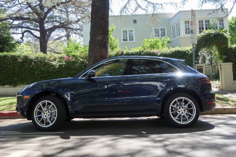 Dòng xe CUV sang trọng: Porsche Macan S. Chiếc xe này có giá từ 68.245 USD. 