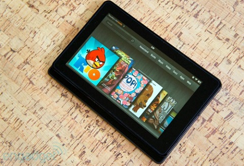 Máy tính bảng Amazon Fire Tablet. Mô hình với tỉ lệ so sánh tốt nhất giá cả/chất lượng và dễ tiếp cận nhất đối với những người không sành lắm trong công nghệ cao đó là Amazon Fire Tablet. Mô hình này cung cấp Android trong một phiên bản đặc biệt kết nối với cửa hàng trực tuyến Play Store. Không có gì dễ dàng hơn để tìm một cuốn sách, một bộ phim hay một ứng dụng mà bạn muốn trên máy tính bảng này. Thực tế là cửa hàng các ứng dụng thường xuyên tích hợp các khuyến mại và tặng quà cho người sử dụng. Và bạn sẽ có một trải nghiệm tablet hoàn chỉnh với giá phải chăng.