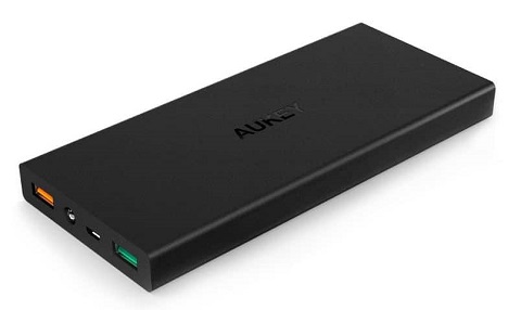Pin sạc ngoài. Điện thoại thông minh vẫn luôn gặp phải vấn đề về tuổi thọ pin. Do đó, cách tốt nhất đó là bạn luôn mang theo pin sạc ngoài để điện thoại của bạn được nạp năng lượng nhanh chóng. Bạn nên nhắm vào pin 10.000 mAh cho phép sạc điện thoại thông minh nhiều lần. Về giá, đừng lo lắng, chỉ cần khoảng 20 euro là bạn có thể sở hữu phụ kiện hữu ích này.