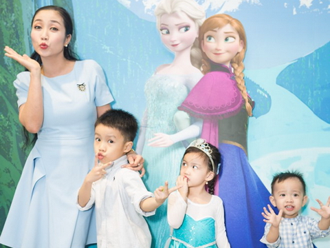 Ốc Thanh Vân dẫn ba con nhỏ đi sắm quà Giáng sinh