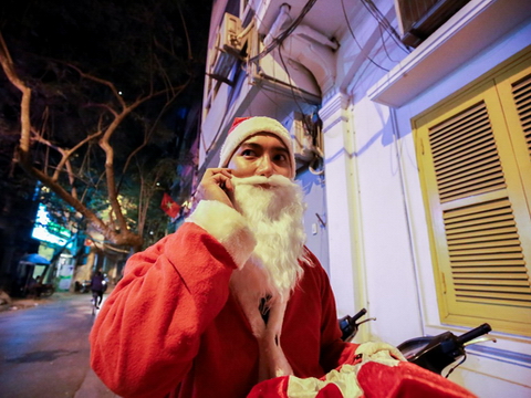Một ngày của 'ông già Noel' chuyên nghiệp ở Hà Nội