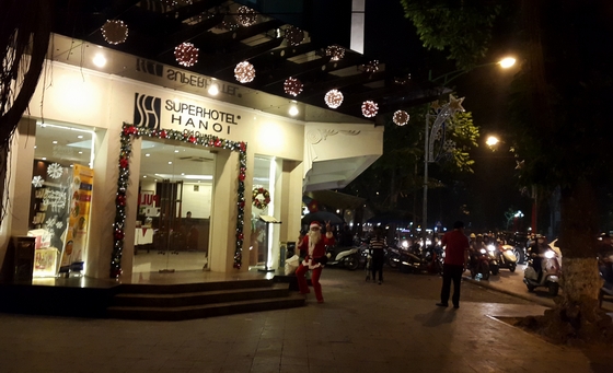 Một số nơi cho nhân viên hóa trang thành ông già Noel phát quà cho trẻ nhỏ
