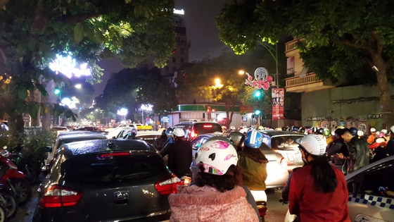 Càng về khuya lượng người đổ về khu vực Hồ Gươm ngày một đông