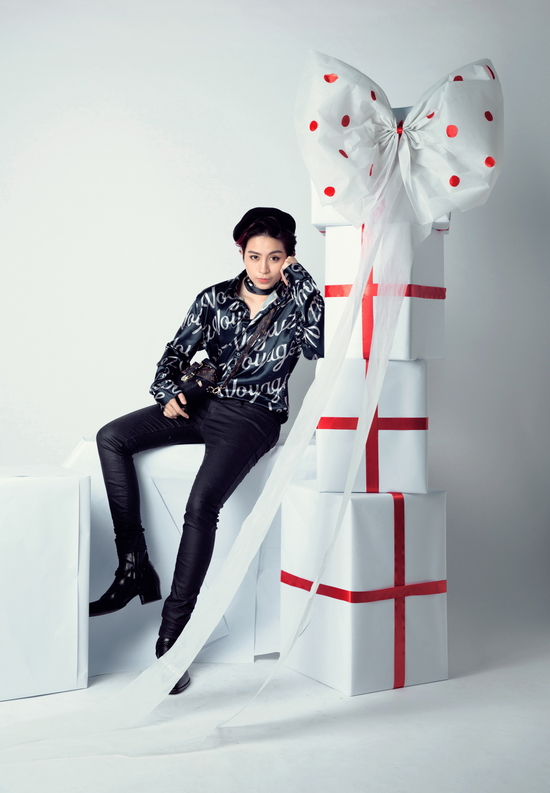 Ở bộ trang phục thứ ba, Gil Lê phối áo sơ mi đen bóng, quần jeans bó và đôi boots da. Bên cạnh đó, set đồ còn được kết hợp với chiếc mũ nồi cùng vòng choker trùng với màu áo. Điểm nhấn độc đáo là túi nhỏ xinh xắn của Louis Vuitton được nữ ca sĩ “Love Me More” diện lên, khiến bộ trang phục hoàn thiện hơn, giới thiệu hình ảnh khác lạ của Gil Lê đến khán giả.