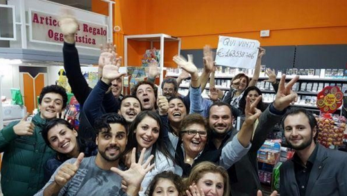 Giải xổ số tự chọn thể thức 6/90 của Italy có tỷ lệ trúng vào hàng khó nhất thế giới, nên giải đặc biệt thường được cộng dồn ở mức cao. Trung bình một Jackpot của SuperEnalotto có giá trị khoảng gần 100 triệu USD. Vào ngày 30/11/2010, một nhóm 70 người chơi chung đã trúng giải độc đắc SuperEnalotto trị giá 248 triệu USD, kỷ lục của giải xổ số nói trên.