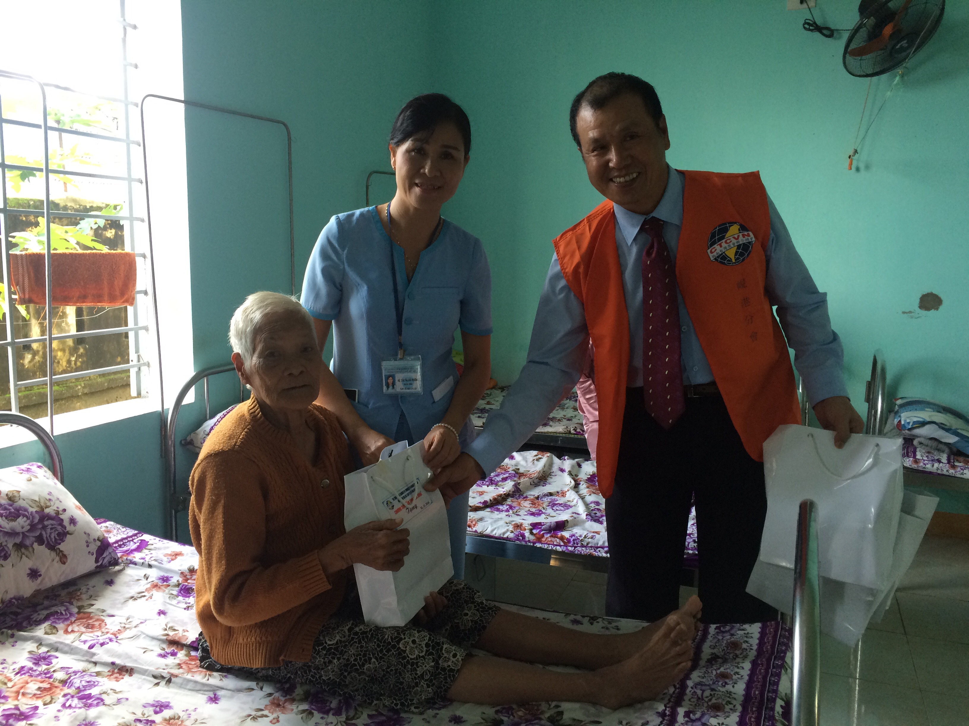 &quot;Ấm tình mùa đông&quot;: Trao 200 phần quà cho các mảnh đời cơ nhỡ