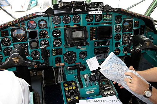 Trong buồng lái một chiếc Tu-154. Ảnh: flickr.