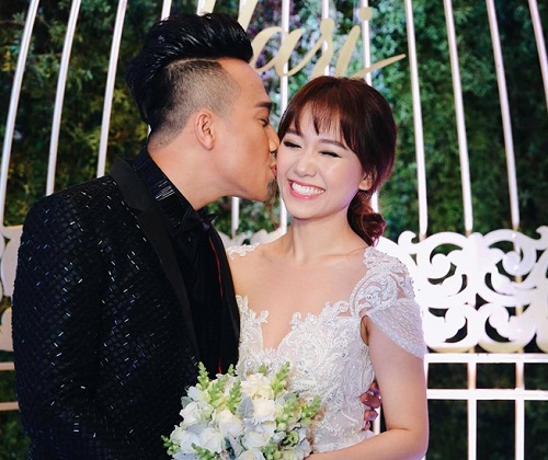Trấn Thành tình tứ hôn ​Hari Won trong tiệc cưới