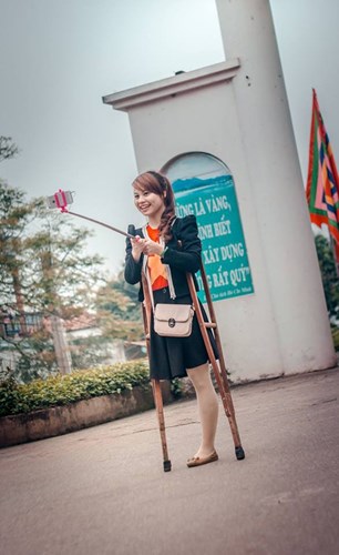 Chúng ta từng than trách cuộc đời không công bằng, từng nghĩ mình là người bất hạnh, khốn khổ nhất vì cuộc sống nhiều khó khăn. Nhưng khi nhìn vào hình ảnh nụ cười rạng rỡ của cô bạn xinh đẹp với cây nạng gỗ trong bức ảnh này thì có lẽ những ý nghĩ trên cũng không còn quan trọng nữa. Nụ cười tươi rói của 