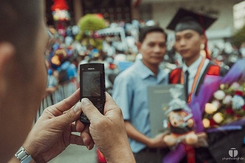 Lễ tốt nghiệp là một ngày trọng đại đối với tất cả các bạn sinh viên vì đây là một cột mốc đánh dấu cho quá trình học tập vất vả, mở ra một quãng đường mới cho mỗi người. Và hình ảnh chiếc điện thoại cũ của bố khiến nhiều người không khỏi cầm lòng, đó không chỉ là tình yêu thương, mà còn là bao khó khăn để nuôi nấng những đứa con trưởng thành. Đó không phải là điện thoại xịn, không xa hoa mĩ miều, không bóng loáng, nhưng nó đủ chứa đựng những hình ảnh không bao giờ quên.