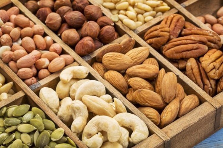  Đồ ăn nhỏ nhưng cứng như các loại quả hạch, hạt to (hạt bí, hạt hướng dương), hoa quả sấy khô cứng, cà rốt sống, táo, những đồ ăn dễ bị vỡ thành những mảnh nhỏ cứng như bim bim, cốm, bỏng ngô chưa nổ…đều có thể bị tắc trong đường hô hấp của trẻ. Đây là những đồ ăn cứng khiến trẻ không cắn vỡ được thành miếng nhỏ để có thể nhai nuốt an toàn.