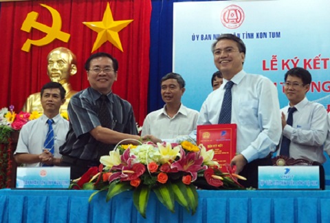 Là đối tác quan trọng của nhiều tổ chức, doanh nghiệp lớn. rong năm 2016, VNPT đã ký kết thỏa thuận hợp tác chiến lược về VT - CNTT với các tổ chức, doanh nghiệp lớn (03 Tổng công ty/Tập đoàn, 01 trường Đại học, 02 Tòa soạn Báo), và 08 UBND tỉnh/TP, bao gồm Hà Nội và Tp.HCM. Như vậy, sau 3 năm xúc tiến việc hợp tác với các UBND tỉnh thành phố, hiện VNPT đã ký kết thỏa thuận hợp tác với 51/63 tỉnh/TP trên cả nước. Kết quả thực hiện thỏa thuận bước đầu được các đơn vị đánh giá cao và VNPT tiếp tục được lựa chọn là đối tác hợp tác trong giai đoạn 2017-2018. Trong ảnh: Ông Nguyễn Văn Hòa - Phó Bí thư Tỉnh ủy, Chủ tịch UBND tỉnh Kon Tum và Chủ tịch HĐTV Tập đoàn VNPT Trần Mạnh Hùng (bìa phải) đã thực hiện nghi lễ ký kết hợp tác chiến lược giai đoạn 2016-2020.