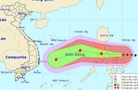Bão số 10 mạnh cấp 12 tiến sát đất liền