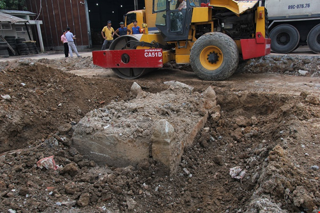 Trong lúc đào đất chuẩn bị làm đường nội bộ trong khuôn viên Bưu điện Phú Thọ đã phát lộ một ngôi mộ với 4 thành xung quanh bằng đá xanh.