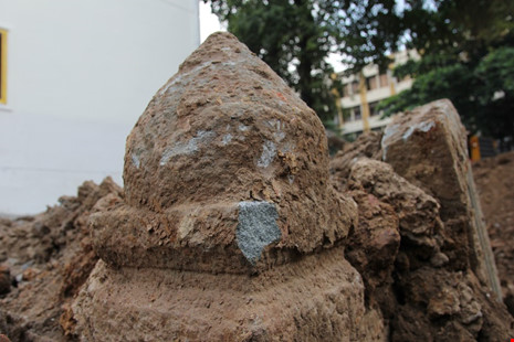 Trên bia có ghi quốc hiệu “Đại Nam” và dòng lạc khoản ghi “tuế thứ Ất Tỵ niên đông nguyệt trung hoán” (lập mộ giữa tháng 10, năm Ất Tỵ).