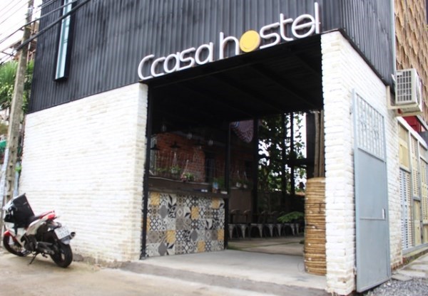 Khách sạn Ccasa Hostel tọa lạc trên đường Sao Biển, cách biển 200m, cách trạm xe buýt 100m, cách chợ 500m, vô cùng thuận lợi để khám phá vẻ đẹp của thành phố biển Nha Trang. Ccasa Hostel được xây dựng lấy ý tưởng những chiếc cabin trong toa tàu, bên trong ngôi nhà container của Ccasa, mỗi phòng ngủ là một chiếc cabin. 
