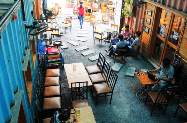 Café Container ở Sài Gòn: Café Container độc đáo nằm ở Khu dân cư Trung Sơn, quận 8 (TP HCM) với điểm nhấn là hai thùng container cũ được cải tạo thành không gian chính. 