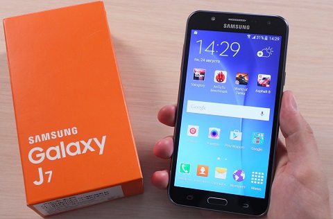 Samsung Galaxy J7 - 2016 (5,39 triệu đồng). Máy được trang bị bộ vi xử lý Exynos 7870 8 nhân 64-bit cùng với RAM 2 GB giúp máy thêm phần mạnh hơn, đảm bảo hiệu năng hoạt động ổn định. Bộ nhớ trong sẵn 16 GB, bạn có thể mở rộng thêm bằng thẻ nhớ lên đến 128 GB. Galaxy J7 2016 được bổ sung thêm kết nối 4G cat 4 cho tốc độ truy cập nhanh hơn. Pin của J7 2016 có dung lượng 3300 mAh, giúp người dùng kéo dài hơn thời gian sử dụng máy. Tính năng siêu tiết kiệm pin cũng được tích hợp khi dung lượng máy của bạn chỉ còn dưới 30%.