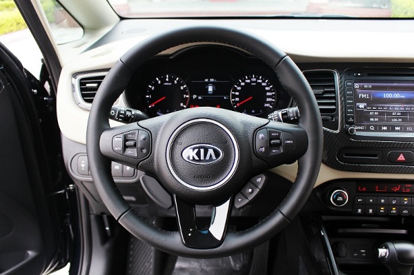 Vô-lăng Kia Rondo 2017 tích hợp nhiều nút điều khiển
