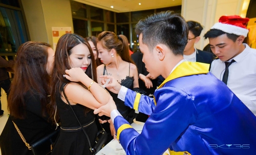 Ngay khi nhập đêm tiệc Giáng sinh, khách tham dự phấn khích thấy mình trở nên đẹp và nổi bật hơn khi được tô điểm thêm bằng các hình dán tatoo metalic miễn phí.