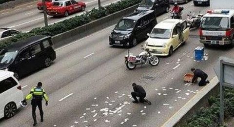 Hàng chục triệu tiền mặt bay tơi tả khắp phố, dân rủ nhau gom