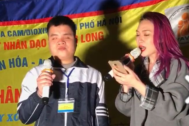 Mỹ Tâm hát với người khuyết tật vào đề thi