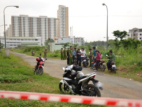 Lực lượng chức năng phong tỏa, khám nghiệm hiện trường