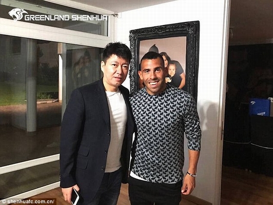 Tevez (phải) bên cạnh đại diện của Shanghai Shenhua