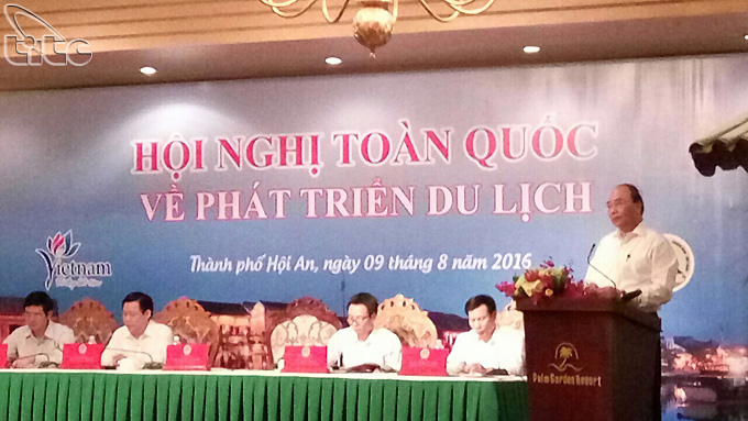 2. Bộ Chính trị họp và nhất trí ban hành Nghị quyết về Phát triển Du lịch trở thành ngành kinh tế mũi nhọn.  