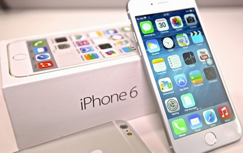 6. iPhone 6 16GB cũng đã bị điều chỉnh giảm 4 triệu đồng trong cả năm 2016. iPhone 6 sử dụng chip xử lý A8 tốc độ 1.4 GHz cho việc xử lý tác vụ nhanh hơn 30%, tiết kiệm năng lượng hơn 25% so với chip A7 trên iPhone 5S (1.3 GHz). Máy chạy trên hệ điều hành iOS 9 với nhiều tính năng thú vị.