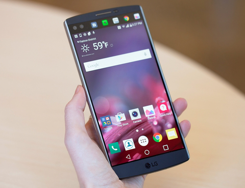 9. LG V10 (giảm 3 triệu đồng). Một số sản phẩm tên tuổi của LG đã bị điều chỉnh giảm giá mạnh trong năm 2016 như LG G5 và LG V10. Sở hữu cấu hình mạnh mẽ, thiết kế lạ mắt với 2 màn hình, trang bị tới 2 camera trước, khả năng tùy chỉnh camera sau chuyên nghiệp giúp LG V10 tạo được ấn tượng với người dùng. Máy sử dụng CPU 6 nhân Snapdragon 808 (2 nhân 1.8 GHz Cortex-A57 và 4 nhân 1.44 GHz Cortex-A53) RAM 4 GB, khả năng xử lý đồ họa khi chơi game tốt nhờ sử dụng GPU Adreno 418. LG trang bị cho V10 công nghệ sạc nhanh 100% pin chỉ trong 1 tiếng 25 phút.