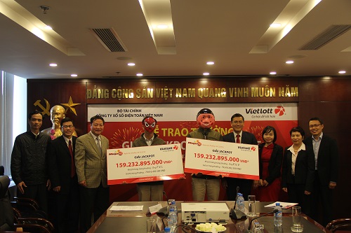 Lần đầu tiên, Vietlott trao giải Jackpot kỷ lục cho 2 người may mắn