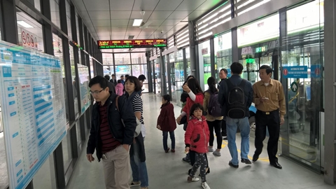 Ngay ngày đầu khai trương, đã có rất đông người dân lựa chọn trải nghiệm xe buýt nhanh