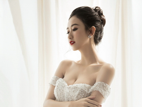 Á hậu Hà Thu tiễn năm 2016 bằng bộ ảnh ma mị cùng bầy thỏ trắng