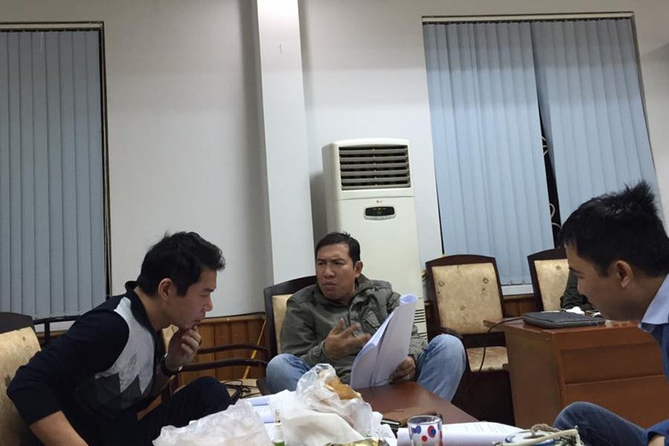 Mới đây, NTK Đức Hùng bất ngờ đăng tải hình ảnh hậu trường buổi tập luyện chương trình Táo quân 2017. Trong ảnh, nghệ sĩ Quang Thắng, Công Lý (ngoài cùng bên trái) trao đổi kịch bản cùng đạo diễn Đỗ Thanh Hải (ngoài cùng bên phải). (Ảnh: Facebook NTK Đức Hùng)
