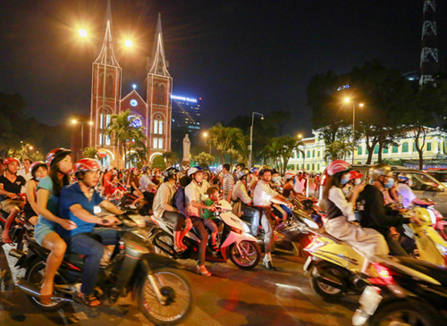 Khu nhà thờ Đức Bà tối 31/12. Ảnh: Tiến Thành.