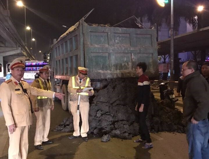Bắt quả tang xe tải làm rơi lượng chất thải lớn ra đường