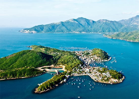 Nha Trang, thuộc tỉnh Khánh Hòa, là thành phố du lịch biển nổi tiếng nhất của Việt Nam. Các bãi biển dọc chiều dài thành phố và trên các đảo thuộc Vịnh Nha Trang như Hòn Tre, Hòn Tằm, Hòn Mun, Hòn Chồng – Vợ đều là những thắng cảnh tuyệt vời thu hút du khách trong và ngoài nước. Du lịch Nha Trang còn thu hút khách bởi di tích Chămpa nổi tiếng là Tháp Bà Ponagar và các điểm tham qua thú vị trong thành phố như Chợ Đầm, Chùa Long Sơn, Nhà Thờ Núi và Biệt thự Cầu Đá (Lầu Bảo Đại). Nha Trang cũng tổ chức nhiều sự kiện du lịch, đáng chú ý là Festival Biển Nha Trang với nhiều hoạt động vui chơi giải trí phong phú.