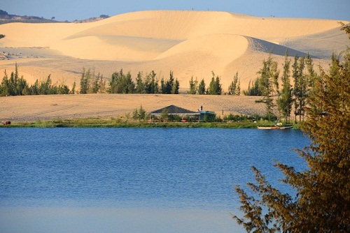 Mũi Né và Mũi Kê Gà, Phan Thiết là điểm đến lý tưởng cho những người mê du lịch biển. Ngoài ra trong nội thành Phan Thiết còn có khu phố Tây với không gian văn hóa đặc sắc theo phong cách châu Âu. Một số điểm tham quan đáng chú ý khác khi du lịch Phan Thiết là Lầu Ông Hoàng, nhà Mộng Cầm (người tình của Hàn Mặc Tử), đồi cát Mũi Né, làng chài Mũi Né, Tháp Chàm, Chùa Núi Tà Cú…
