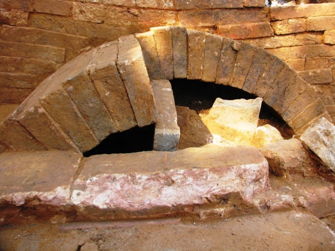 Cuối tháng 11, Bảo tàng Quảng Ninh phối hợp với các chuyên gia thuộc Khoa Lịch sử, Đại học Khoa học Xã hội và Nhân văn Hà Nội tiến hành khai quật 2 ngôi mộ này.