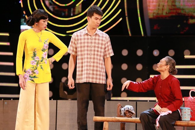 Khán giả cười rộ khi Hoài Linh giả gái trên sân khấu Hà Nội hình ảnh 5 Tiểu phẩm thứ 2 có tựa đề Chuyện không ngờ với sự tham gia của Quỳnh Hương, Trung Dân, Thúy Nga và Hoài Linh.