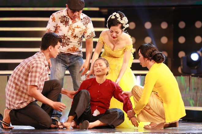 Khán giả cười rộ khi Hoài Linh giả gái trên sân khấu Hà Nội hình ảnh 7 Tiểu phẩm mang thông điệp về gia đình. Bên cạnh những tràng cười sảng khoái, nhiều tình tiết trong tác phẩm khiến khán giả xúc động.