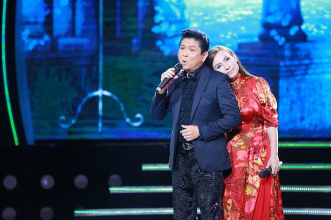 Khán giả cười rộ khi Hoài Linh giả gái trên sân khấu Hà Nội hình ảnh 12 Mạnh Đình song ca với Phi Nhung ca khúc Đồng cảnh ngộ. Đây là lần đầu tiên hai người kết hợp với nhau trên sân khấu.