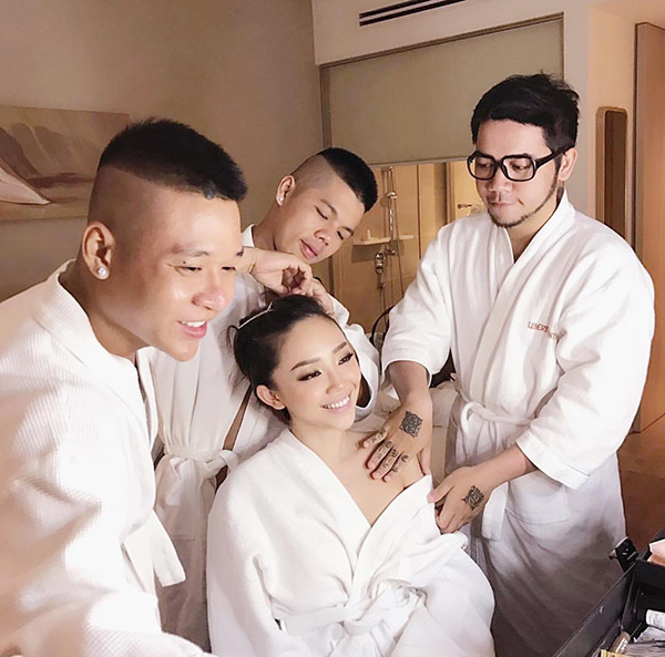 Không ít người phải ghen tị khi nhìn hình ảnh “3 soái ca” chăm sóc cho Tóc Tiên trong hậu trường một buổi chụp hình.