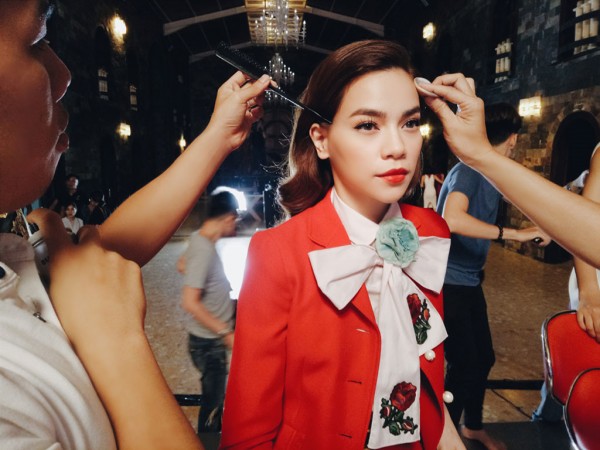 Hồ Ngọc Hà như “nữ hoàng” với dàn ê-kíp hùng hậu luôn hỗ trợ cô từ trang điểm, làm tóc đến cân chỉnh váy để có hiệu quả công việc tốt nhất.