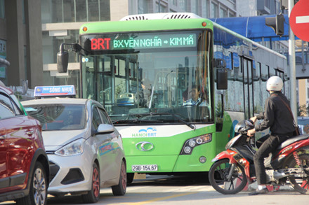 Nhiều phương tiện cá nhân khác vẫn di chuyển vào làn của xe buýt nhanh. Đặc biệt tại các điểm giao cắt, tình trạng này càng trở nên hỗn loạn.